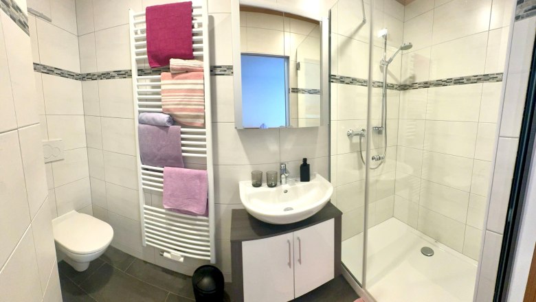 Urlaub am Moaserhof, © Familie Buber Modernes Badezimmer mit Dusche, WC und Waschbecken.