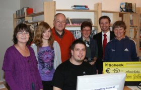 Bücherei-Mediathek, © Tourismusverein Göstlinger Alpen Gruppe von Menschen in einer Bücherei mit einem Scheck über 150 Euro.