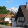 Ferienhaus Hintereck, © Ferienhaus Hintereck Ein Ferienhaus mit Blumen und Berg im Hintergrund.