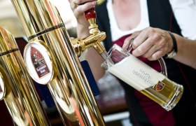 Bierverkostung in der Kartause Gaming, © Kartause Gaming Eine Person zapft Bier aus einem goldenen Zapfhahn in ein Glas mit Schaumkrone.