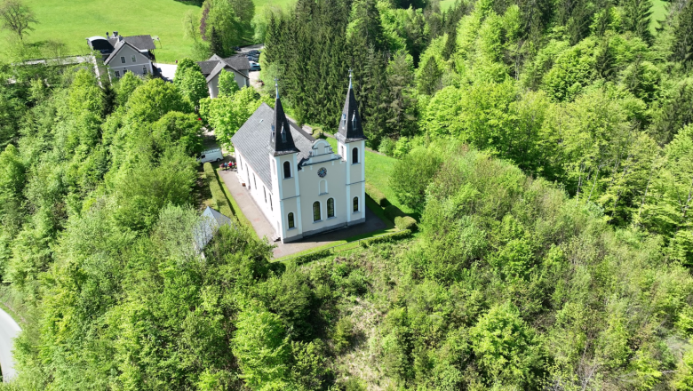 Wallfahrtskirche Maria Seesal, © Reinhard Fahrngruber Luftaufnahme der Wallfahrtskirche Maria Seesal umgeben von grünen Bäumen und Wäldern.