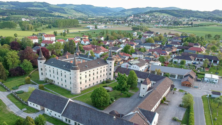 Luftaufnahme Schloss Wolfpassing mit Blick auf Steinakirchen, © Lukas Hürner Luftaufnahme Schloss Wolfpassing mit Blick auf Steinakirchen, © Lukas Hürner