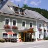 Gasthhof zum Schützenwirt, © Gasthof zum Schützenwirt Traditionelles Gasthaus mit Blumenkästen und Kaiser-Bierschild.