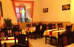 Asia Restaurant Jumbo, © privat Innenansicht eines asiatischen Restaurants mit gedeckten Tischen und Stühlen.