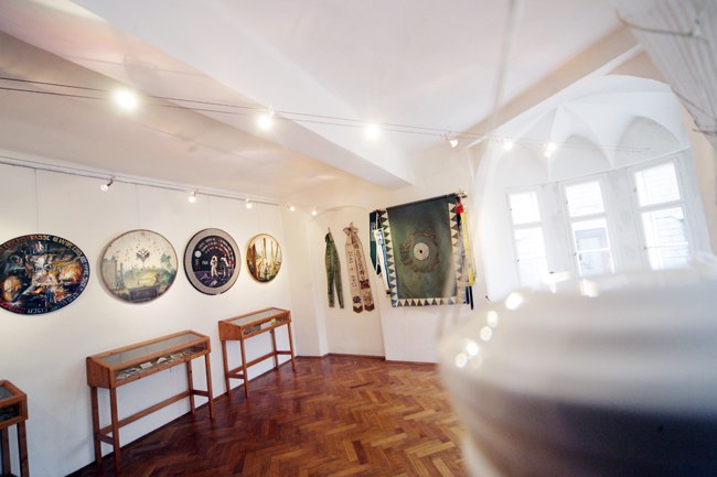 Schützenscheibenmuseum Scheibbs, © weinfranz.at Innenansicht eines Museums mit Schützenscheiben an der Wand und Vitrinen.