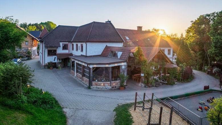 Die Hochries, © Die Hochriess-Distelberger GmbH & Co.KG Das Familienhotel Hochrieß steht inmitten des Wildparks.