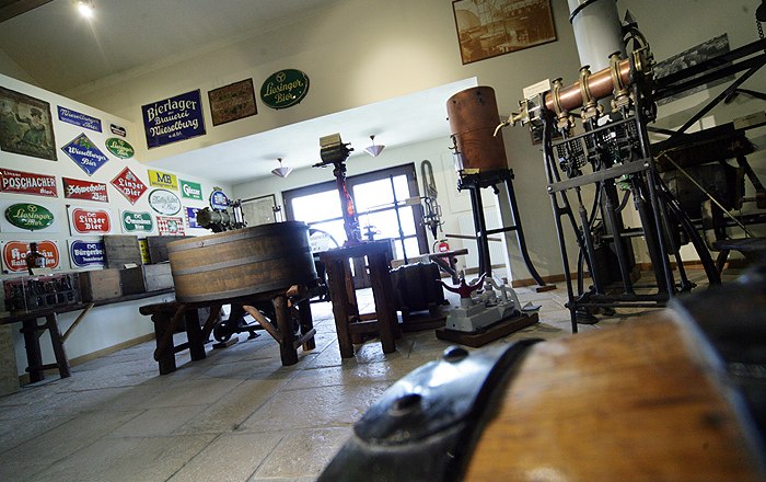 Brauereimuseum Wieselburg, © Brauereimuseum Wieselburg Innenansicht des Brauereimuseums Wieselburg mit alten Brauereigeräten und Schildern.