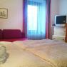 Doppelzimmer, © Hotel Zum Goldenen Hirschen Ein gemütliches Doppelzimmer mit Bett, Sofa, Fernseher und Fenster.