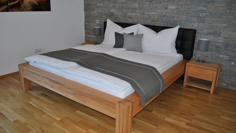 Schlafzimmer mit Doppelbett Ferienwohnung Panoramablick, © Fürst Schlafzimmer mit Doppelbett Ferienwohnung Panoramablick, © Fürst