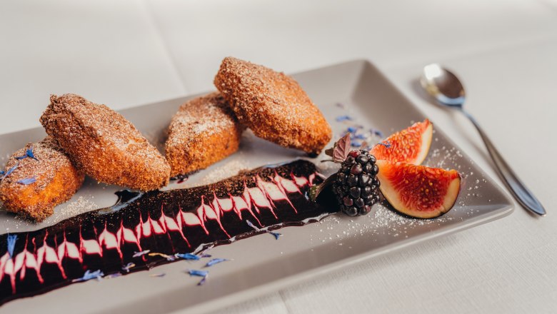 gebackenes Grieskoch mit Hollersaucerl, © Niederösterreich Werbung/Daniela Führer Gebackenes Grieskoch mit Hollersauce, Feigen und Brombeeren auf einem Teller.