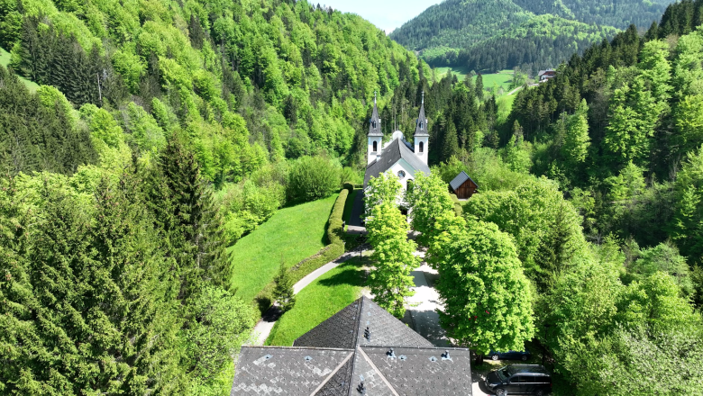 Wallfahrtskirche Maria Seesal, © Reinhard Fahrngruber Luftaufnahme der Wallfahrtskirche Maria Seesal, umgeben von grünen Wäldern und Hügeln.
