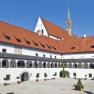 Hotel Kartause Gaming, © zVg Innenhof der Kartause Gaming mit Arkaden und rotem Ziegeldach.