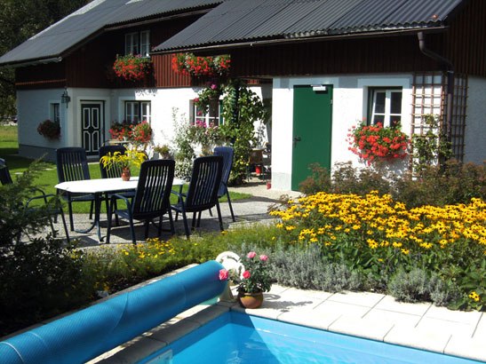 Ferienhaus Eva Deufl - Pool, Garten, © Ferienhaus Eva Deufl Ferienhaus mit Garten, Pool und Blumen.