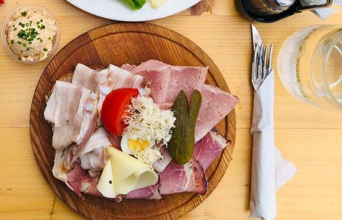 Köstliche Jause am Mostheurigen, © Wagner-Hubbauer Köstliche Jause am Mostheurigen, © Wagner-Hubbauer