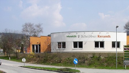 Werkstätte, © Scheibbser Keramik Gebäude der Lebenshilfe Scheibbser Keramik an einer Straße.