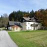 Ferienwohnung Ötscherwiese, © Cornelia Haberfellner Ein großes, zweistöckiges Haus mit Balkon, umgeben von Wiesen und Bäumen im Herbst.