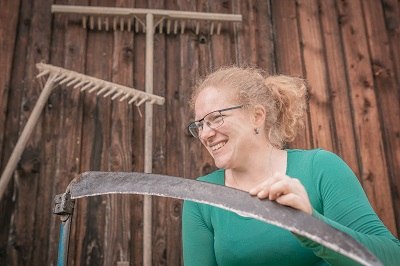 Julia beim Sensen schleifen, © Einkehrhof Poggau Julia beim Sensen schleifen, © Einkehrhof Poggau