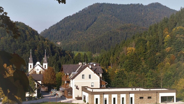 Fastenhaus Maria Seesal, © Fasthaus Maria Seesal Gebäude des Fastenhauses Maria Seesal vor bewaldeten Hügeln.