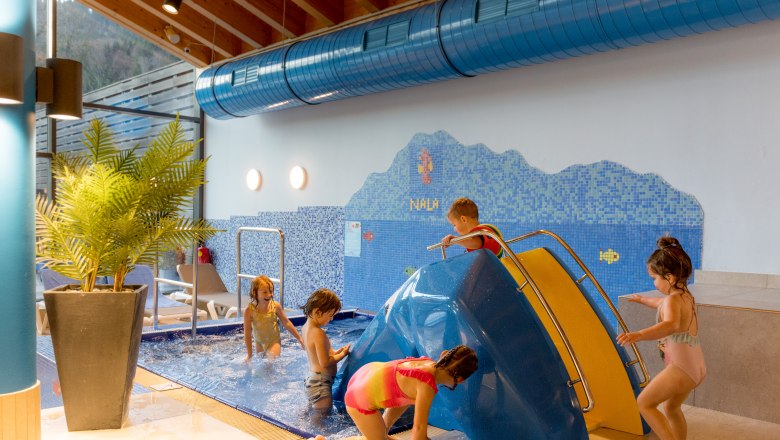 Ybbstaler Solebad, © Rene Jagersberger Kinder spielen in einem Innenpool mit einer kleinen Rutsche im Ybbstaler Solebad.