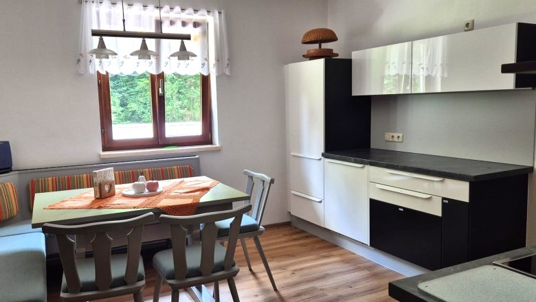 Ferienwohnung Schindlegger, © Familie Schindlegger Küche mit Esstisch und Stühlen, Fenster mit Blick ins Grüne.