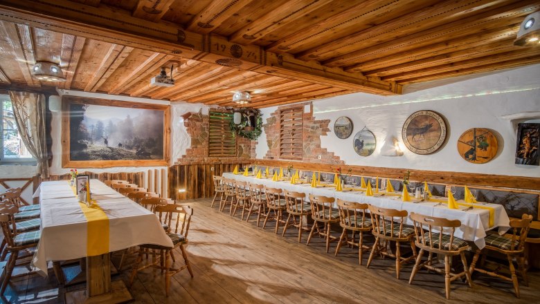 Gaststube, © Die Hochriess-Distelberger GmbH & Co.KG Gaststube im rustikalen Stil mit zahlreichen Sitzplätzen.