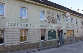GH Schagerl, © Stadtgemeinde Scheibbs Außenansicht eines Gasthofs mit der Aufschrift 'Gasthof Fleischhauerei Selcherei Viehhandel'.
