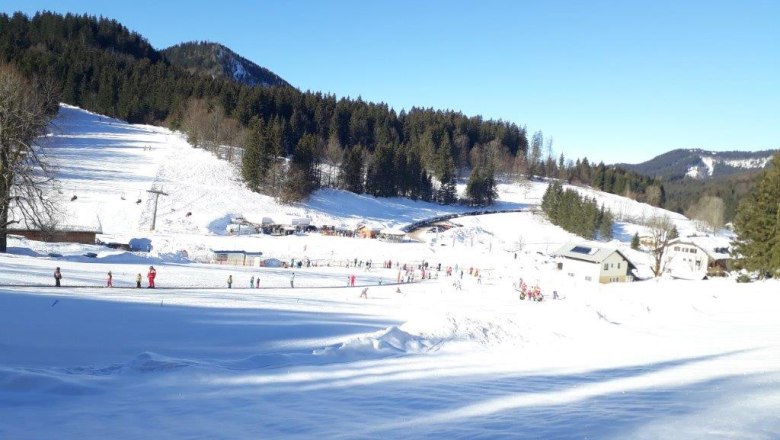 Ferienwohnung Familie Teufel, Blick aus dem Fenster ins Skigebiet, &copy; Teufel Maria