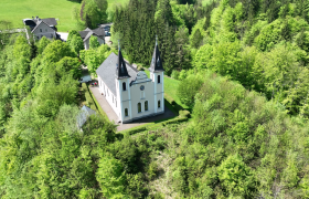 Luftaufnahme der Wallfahrtskirche Maria Seesal umgeben von gr&uuml;nen B&auml;umen und W&auml;ldern.
