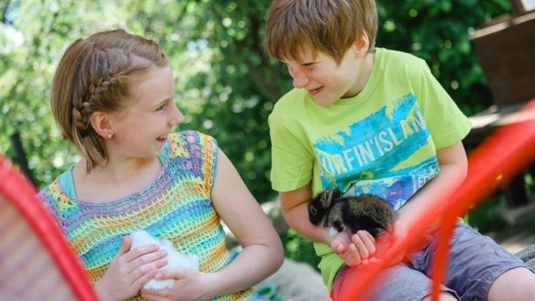 kerndlerhof_kinder_mit_hasen_-schwarz-koenigat, © Doris Schwarz-Koenig