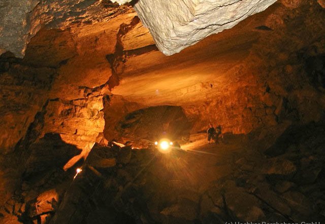 Innenansicht der Hochkarhöhle mit beleuchteten Felsformationen.