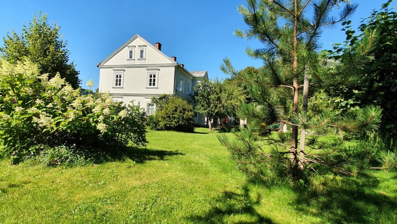 der weitläufige Garten im Sommer, © Monika Stock
