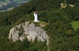 Luftaufnahme der Urlingerwarte auf einem bewaldeten H&uuml;gel.
