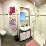 Modernes Badezimmer mit Dusche, WC und Waschbecken.