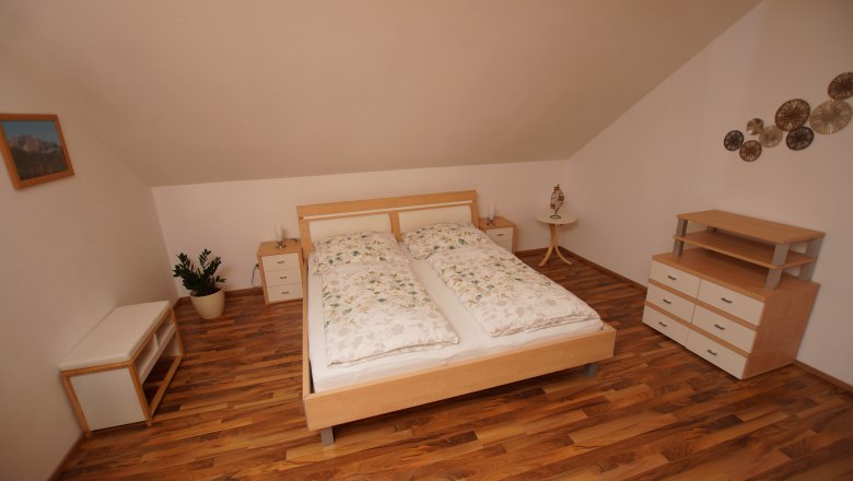 Schlafzimmer 1 in der Ferienwohnung Steiner, &copy; Gertrude Steiner