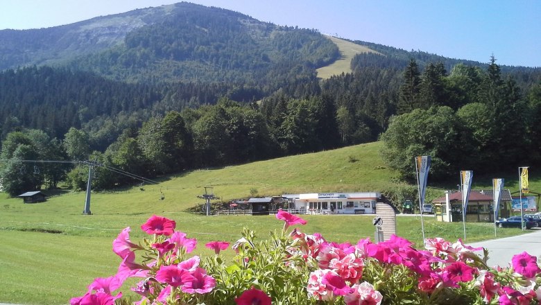 Vom Balkon bietet sich ein toller Ausblick auf den Kleinen &Ouml;tscher. Talstation Gro&szlig;er &Ouml;tscher und Kinderland direkt beim Haus, &copy; Franz Heher