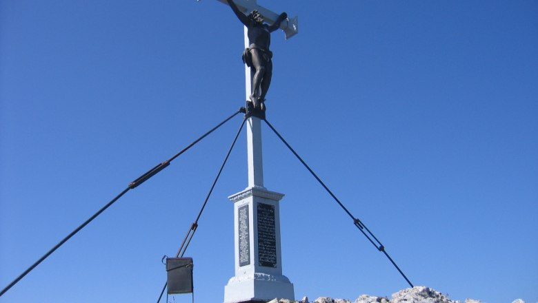 Töpperkreuz auf dem Gipfel des Dürrenstein vor blauem Himmel.