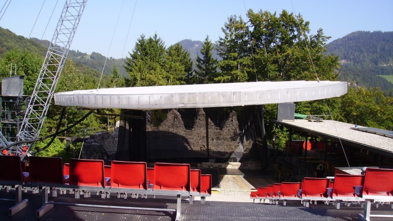 Die ungew&ouml;hnliche &Uuml;berdachung der Burgarena, &copy; Peter Faschingleitner