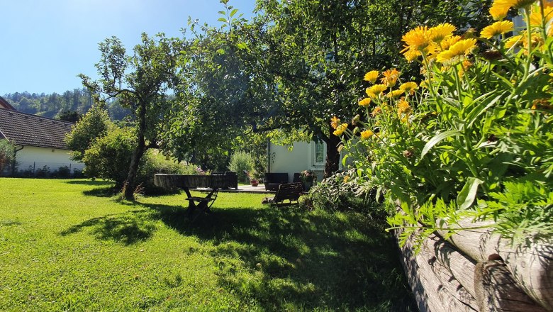der weitläufige Garten im Sommer, © Monika Stock
