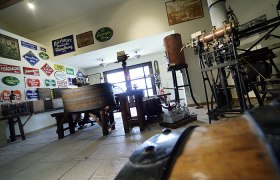 Innenansicht des Brauereimuseums Wieselburg mit alten Brauereigeräten und Schildern.