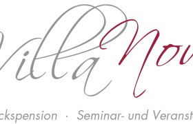 Logo der Villa Nova mit Schriftzug und Beschreibung als Fr&uuml;hst&uuml;ckspension und Seminarhaus.