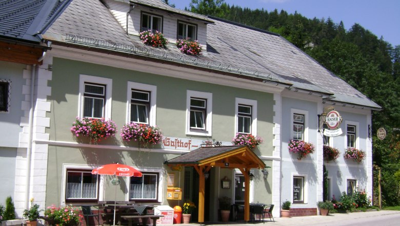 Traditionelles Gasthaus mit Blumenkästen und Kaiser-Bierschild.