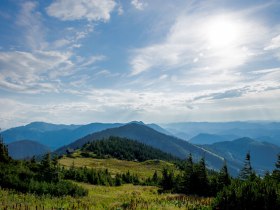 Die sanften H&uuml;gel und majest&auml;tischen Gipfel des &Ouml;tschers laden zu unvergesslichen Wanderungen ein. Hier, wo die Natur in voller Bl&uuml;te steht, entfaltet sich der Sommer in seiner sch&ouml;nsten Form und bietet atemberaubende Panoramen, die das Herz jedes Naturfreundes h&ouml;her schlagen lassen.