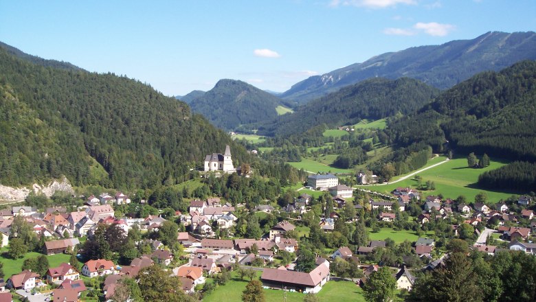 Panorama von Hollenstein an der Ybbs mit Kirche und Bergen im Hintergrund.