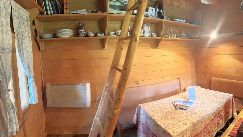 Sitzecke in der Holzknechth&uuml;tte, &copy; Mostviertel Tourismus