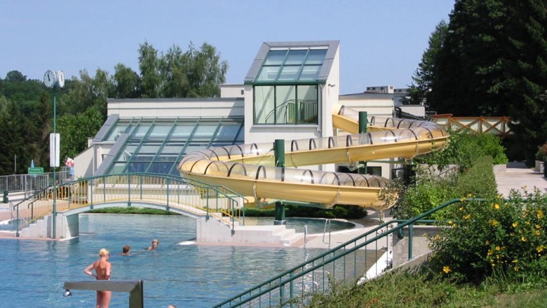 Außenansicht des Allwetterbads Scheibbs mit Rutsche und Schwimmbecken.