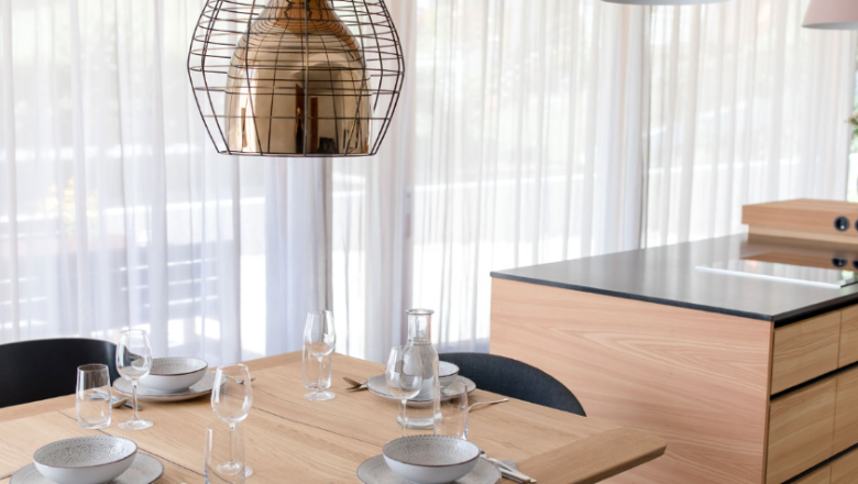 Das Apartment Seekopf besticht durch sein sehr modernes Design.
Es wurde von M&G &ndash; Member of Formdepot &ndash; geplant und ausgestattet.
Es bietet Platz f&uuml;r 4 Personen. Die zwei Schlafzimmer teilen sich ein modernes Bad mit Regendusche.
Zus&auml;tzlich verf&uuml;gt das Apartment Seekopf &uuml;ber ein WC extra. Der gro&szlig;z&uuml;gige Wohn-K&uuml;chenbereich mit Blick auf die Terrasse und in den Garten l&auml;sst keine W&uuml;nsche offen. Die K&uuml;che ist mit einem sch&ouml;nen K&uuml;chenblock, Geschirrsp&uuml;ler, Kaffeevollautomat und Wasserkocher ausgestattet.

Entspannen Sie hier mit Ihrer Familie oder Ihren Freunden., &copy; Sophie Kirchner