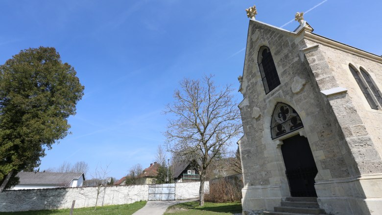 T&ouml;ppermausoleum mit blauem Himmel und B&auml;umen im Hintergrund.