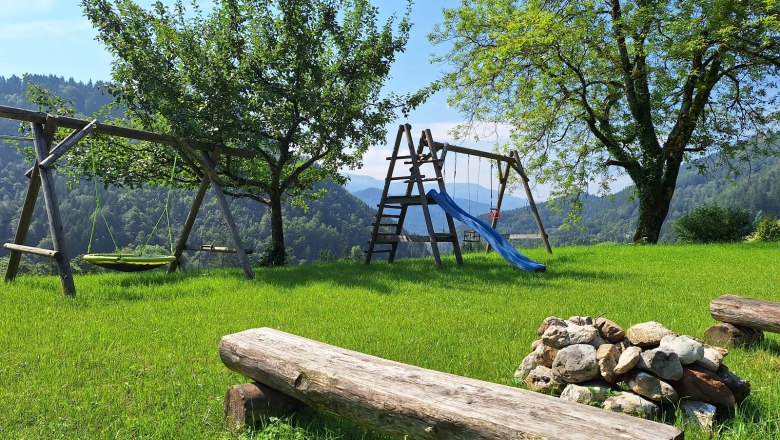 Der Lagerfeuerplatzund die Schaukel, © Poidlbauer
