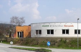 Geb&auml;ude der Lebenshilfe Scheibbser Keramik an einer Stra&szlig;e.