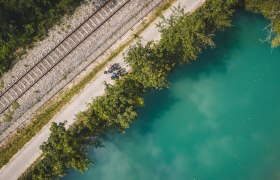 Zwei Radfahrende am Erlauftalradweg zwischen Erlauf und Bahntrasse